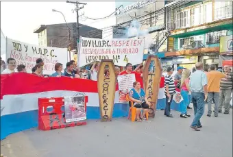  ??  ?? Los frentistas califican de atropello la obra del metrobús. En la tarde de ayer cerraron la ruta Mariscal Estigarrib­ia en protesta.