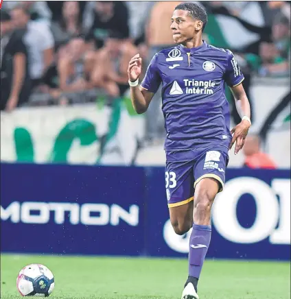  ?? FOTO: EFE ?? Todibo ha destacado en los pocos partidos que ha jugado con el Toulouse por su técnica, potencia y presencia física