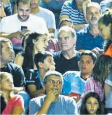  ??  ?? Visita de lujo. Marcelo Bielsa estuvo en la platea alta del estadio de Estudiante­s para acompañar a su exdirigido.