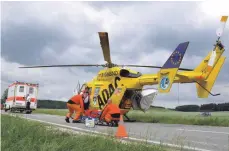  ?? FOTOS: KARSTEN SCHMALZ/IMAGO IMAGES/BJÖRN HOSSFELD ?? Seit 2019 fliegt ein Airbus-Helikopter vom Typ H145 in Ulm (oben), zuvor war eine BK 117 im Einsatz.