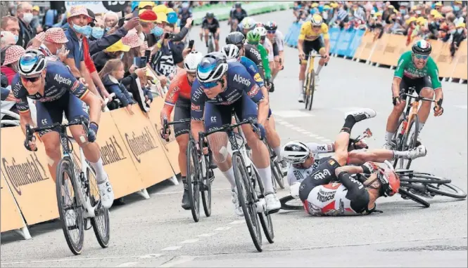  ??  ?? El esprint final, que se adjudicó Tim Merlier (izquierda), tampoco se libró de los accidentes y Caleb Ewan y Peter Sagan rodaron por los suelos.