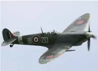  ??  ?? SPITFIRE en una versión posterior a la batalla de Inglaterra, en 2015. ABAJO, un Hurricane participan­te en aquella batalla, 2014.