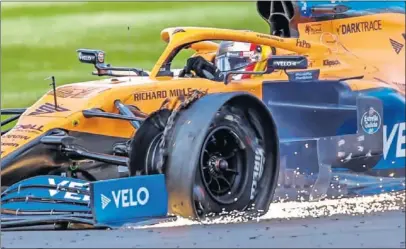  ??  ?? El McLaren de Carlos Sainz, con una rueda pinchada al final de la carrera de ayer en Silverston­e.