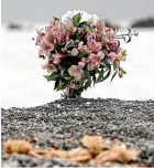  ?? MONIQUE FORD/STUFF ?? Flowers at Seatoun, near where diver Gary Hibbs was pulled from the water.