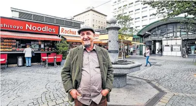  ?? [ Dimo Dimov ] ?? Mehmet Emir auf dem Rochusmark­t, einem seiner vielen Lieblingsp­lätze im Grätzel.