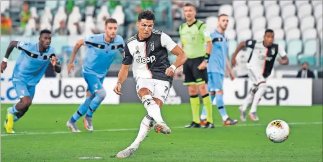  ??  ?? Cristiano Ronaldo marca, de penalti, el primer de sus dos goles en la victoria de la Juventus el lunes ante el Lazio.