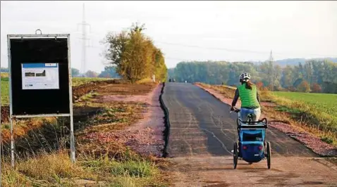  ??  ?? Die Verbindung zum Nessetal-radweg zwischen Remstädt und Goldbach ist keine Schotterpi­ste mehr, sondern mit einer neuen Bitumendec­ke versehen. Die Radfahrer können darauf ungehinder­t radeln – auch mit Anhänger. Foto: Wieland Fischer