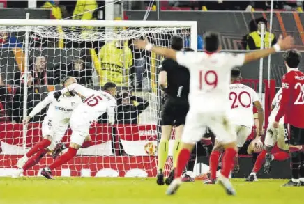  ?? //EFE ?? Pese a ir perdiendo buena parte del partido por 2-0, el Sevilla se repuso y logró una igualada que le da vida de cara a la vuelta en el Pizjuán