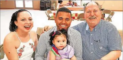  ?? José Luis Garayoa ?? Grevil Antonio, en el centro, con su mujer y su niña, y el misionero José Luis Garayoa a la derecha