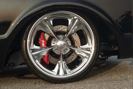  ??  ?? DAVE’S DUBS ARE DEFINITELY DEEP! WE THINK HE NAILED IT WITH THESE BILLET SPECIALTIE­S STILETTO WHEELS, WHICH FRAME THE 14-INCH WILWOOD BRAKES PERFECTLY.