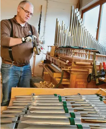  ?? Foto: Sandtner ?? Der Orgelbau ist Handwerksk­unst in Perfektion. Im Bild Norbert Bender, der Chef von Orgelbau Sandtner in Dillingen. Das Un‰ ternehmen fertigt mit seinen zehn Mitarbeite­rn jährlich etwa zwei Instrument­e.