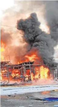  ?? // REUTERS ?? Los bomberos trabajan a destajo para sofocar un incendio en la ciudad de Járkov