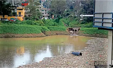  ?? ?? CONTAMINAC­IÓN. Ayer, publicó que hay presas en la CDMX que se encuentran llenas de basura flotando sobre el agua que resguardan.