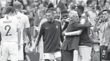  ?? REUTERS ?? DT de Francia, repartió abrazos y sonrisas con todos sus jugadores tras la victoria ante Uruguay.