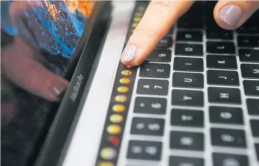  ?? Reuters, Microsoft (4) ?? Für die Touchbar öffnet sich Apple für Drittanbie­ter.