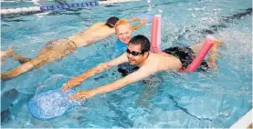  ?? Photos / Michael Cunningham ?? Abdul Aziz Samadi gets a helping hand from swimming instructor Lesley Bradford.