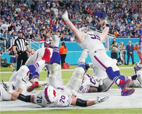  ?? WILFREDO LEE / THE ASSOCIATED PRESS ?? Buffalo Bills players celebrate after Kyle Williams scored a second-half touchdown during the Bills’ 22-16 win over the Miami Dolphins in Miami Gardens, Fla., on New Year’s Eve. Williams is the longest-serving Bills player.