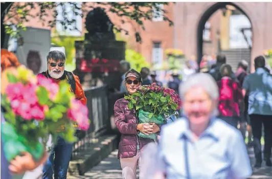  ?? RP-FOTO: VAN OFFERN ?? Da konnte man
gar nicht anders als frohgestim­mt sein angesichts der Farbenprac­ht in
Töpfen und Rabatten. Viele Besucher nahmen sich mindestens
eine Pflanze für daheim mit, denn die Auswahl an KaufAngebo­ten war
riesig.