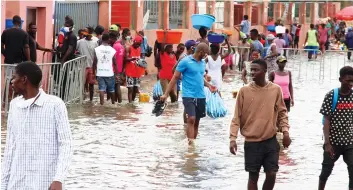  ?? ALBERTO PEDRO | EDIÇÕES NOVEMBRO ?? Ruas intransitá­veis foi um dos resultados das fortes chuvas da madrugada de sábado em Luanda
