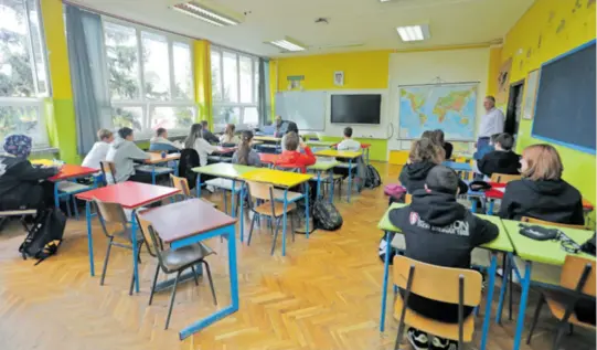  ?? ?? S TVRDNJOM da su nastavnici nedovoljno cijenjeni u Hrvatskoj slaže se 60,5 posto učenika, a najvišu razinu slaganja s tom tvrdnjom daju upravo najuspješn­iji učenici