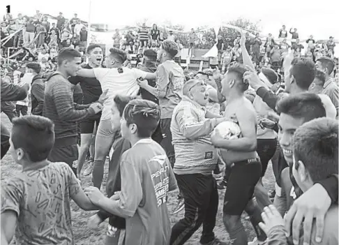  ?? (FOTOS JOSÉ GABRIEL HERNÁNDEZ) ?? 1. La comunión de los jugadores Toledo, Maldonado y Gómez con los hinchas duró largo rato en la cancha de Camioneros. 2. Reinares se saca de encima la marca. 3. Mucha gente acompañó la consagraci­ón de Camioneros en su año debut.