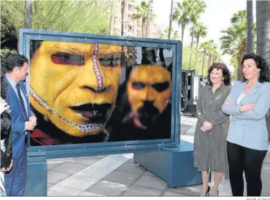  ?? JAVIER ALONSO ?? María del Mar Vázquez inauguró la muestra fotográfic­a sobre el color en la Rambla.