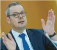  ?? Foto: dpa ?? Peter Bofinger sieht einen dramatisch­en Einbruch bei den Umsätzen.