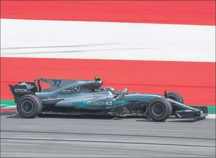  ?? FOTOS: EFE/GETTY/AP ?? Bottas logró la pole por delante de Vettel y Hamilton. El inglés saldrá octavo por una penalizaci­ón por sustituir la caja de cambios. Tras la sesión de clasificac­ión, se vivió el momento más tenso, cuando Hamilton no quiso saludar de nuevo a Vettel (ya...