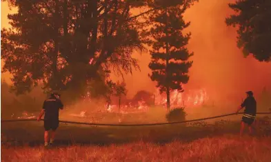  ?? REUTERS ?? Civiles apoyan a brigadas en la lucha por contener los incendios forestales