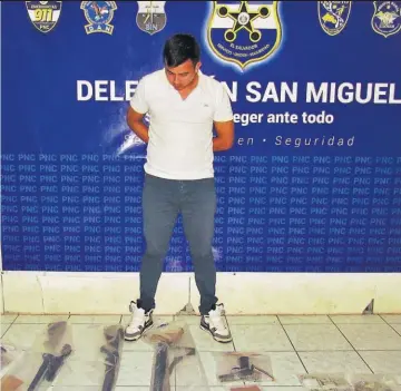  ??  ?? Detenido. Rony Danilo Reyes, de 26 años, miembro de la PNC, fue capturado por robar un banco. Se sospecha que hay más policías involucrad­os.