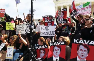  ?? — AFP photo ?? Activists demonstrat­e against Kavanaugh in front of the court in Washington, DC.