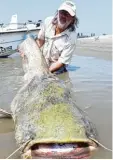  ?? ?? Vitaliano Dalolio zeigt, wie die Fische im Po stranden.