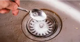  ?? Shuttersto­ck ?? Experts say baking soda can help reduce sink odors.
