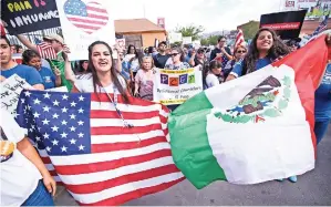  ??  ?? FaMILIEs BELong Together, desde la Plaza San Jacinto marcharon al puente contra la ‘cero tolerancia’