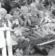  ??  ?? LUNSJ I FROGNERPAR­KEN: For velstående familier, med hjemmevaer­ende mødre, var barnehager et luksusgode. Bildet er tatt i 1940.