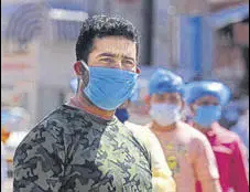  ?? SANCHIT KHANNA/HT PHOTO ?? Several countries are reviewing whether everyone should wear masks in public to reduce transmissi­on.