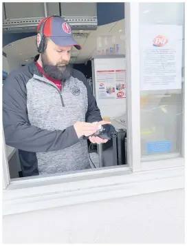  ?? PHOTOS D’ARCHIVES ?? Dans une vidéo publiée au début du mois d’avril, Emerick Pouliot avait volontaire­ment toussé sur le terminal de ventes à l’occasion d’une commande à l’auto. Le copropriét­aire de l’établissem­ent de restaurati­on avait dénoncé le geste quelques jours plus tard.