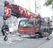 ?? FOTO: HERMANN PAULE GMBH & CO. KG/DPA ?? Auffällige­s Diebesgut: Dieser 48 Tonnen schwere Autokran wurde in Stuttgart gestohlen.