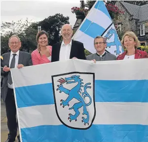  ?? Picture: George Mcluskie. ?? From left: Robert Main, Linda Pearce, Councillor Neil Crooks, Jim Cooper, and Joey Cottrell with the flag of Ingolstadt.