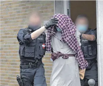  ?? FOTO: ALEX TALASH/DPA ?? Ein Mann wird im Zusammenha­ng mit dem mutmaßlich geplanten Anschlag auf die Hagener Synagoge von Polizisten abgeführt.Vier Verdächtig­e wurden festgenomm­en, darunter ein 16-jähriger Syrer.