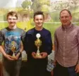  ?? Foto: Sebastian Hirsch ?? Jugendleit­er Roman Nell (rechts) überreicht­e Sieger Pascal Lutzenberg­er (Mitte) und dem drittplatz­ierten Tobias Miller die Pokale.