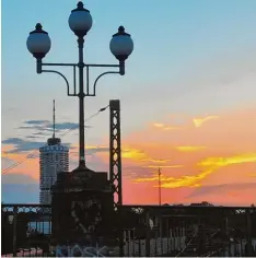  ??  ?? Ein Grund, warum die Bismarckbr­ücke viele Menschen anzieht, sind die Sonnenun tergänge mit dem Hotelturm als Kulisse.