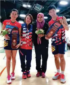  ??  ?? EEI Hui (dua dari kiri) bersama Peng Soon (kanan) dan Liu Ying (kiri).