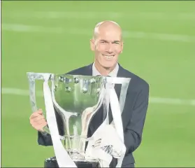  ?? FOTO: SIRVENT ?? Zinedine Zidane con el título de Liga