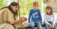  ?? FOTO: FEDERSEEMU­SEUM ?? Wie die Menschen vor 3000 Jahren Stoffe fertigten, erfahren die Besucher der Archäo-Werkstatt.