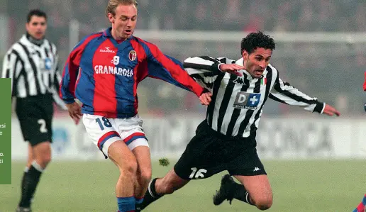  ?? In volo ?? Lo juventino Amoruso e il rossoblù Fontolan in un Bologna-Juve di Coppa Italia