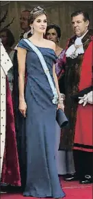  ?? BALLESTERO­S / EFE ?? De gala. En la cena ofrecida por el Ayuntamien­to de Londres, la Reina estrenó un vestido de noche de Carolina Herrera