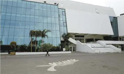  ?? VALERY HACHE AGENCE FRANCE-PRESSE ?? Initialeme­nt prévu du 12 au 23 mai, le Festival de Cannes avait envisagé un report à la fin de juin, mais les autorités françaises ont depuis interdit tous les rassemblem­ents jusqu’à la mi-juillet. La 73e édition du festival cannois n’aura donc pas lieu au fameux Palais des Festivals cette année, mais bien sur Youtube.