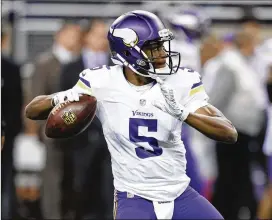 ?? RICK OSENTOSKI / ASSOCIATED PRESS ?? Teddy Bridgewate­r’s career with the Vikings was effectivel­y ended during a practice in 2016. He worked his way back to the field and now is working for playing time with the Jets where he is a backup to Josh McCown.