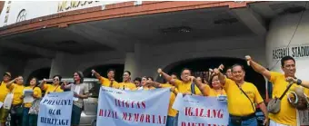  ?? —KRISTINE FELISSE MANGUNAY ?? PRESERVING­HISTORY Groups campaignin­g to protect the 82-year-old complex gather outside one of its entrances on Saturday.